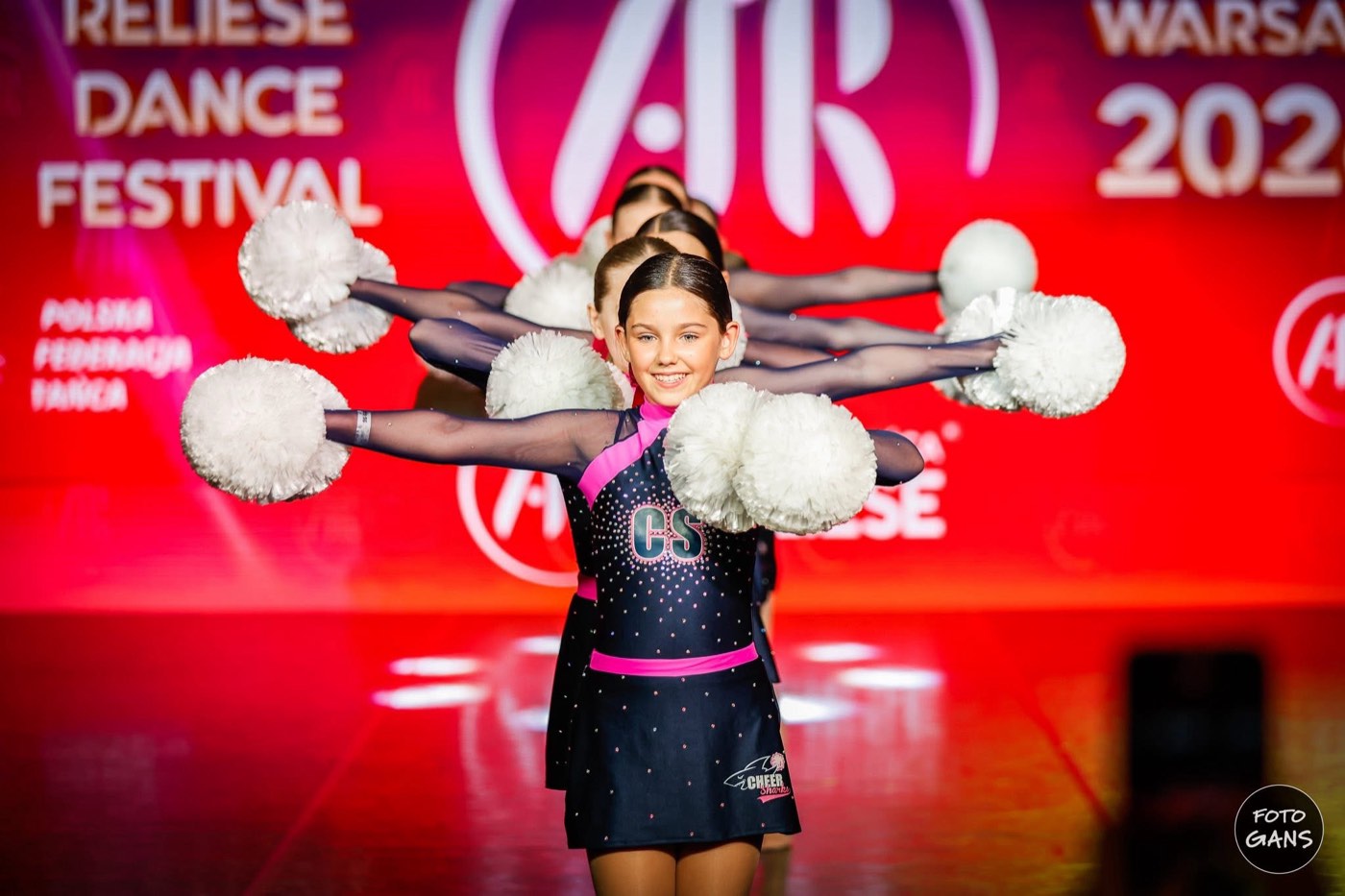 Zawodniczka Cheer Sharks podczas zawodów sportowych