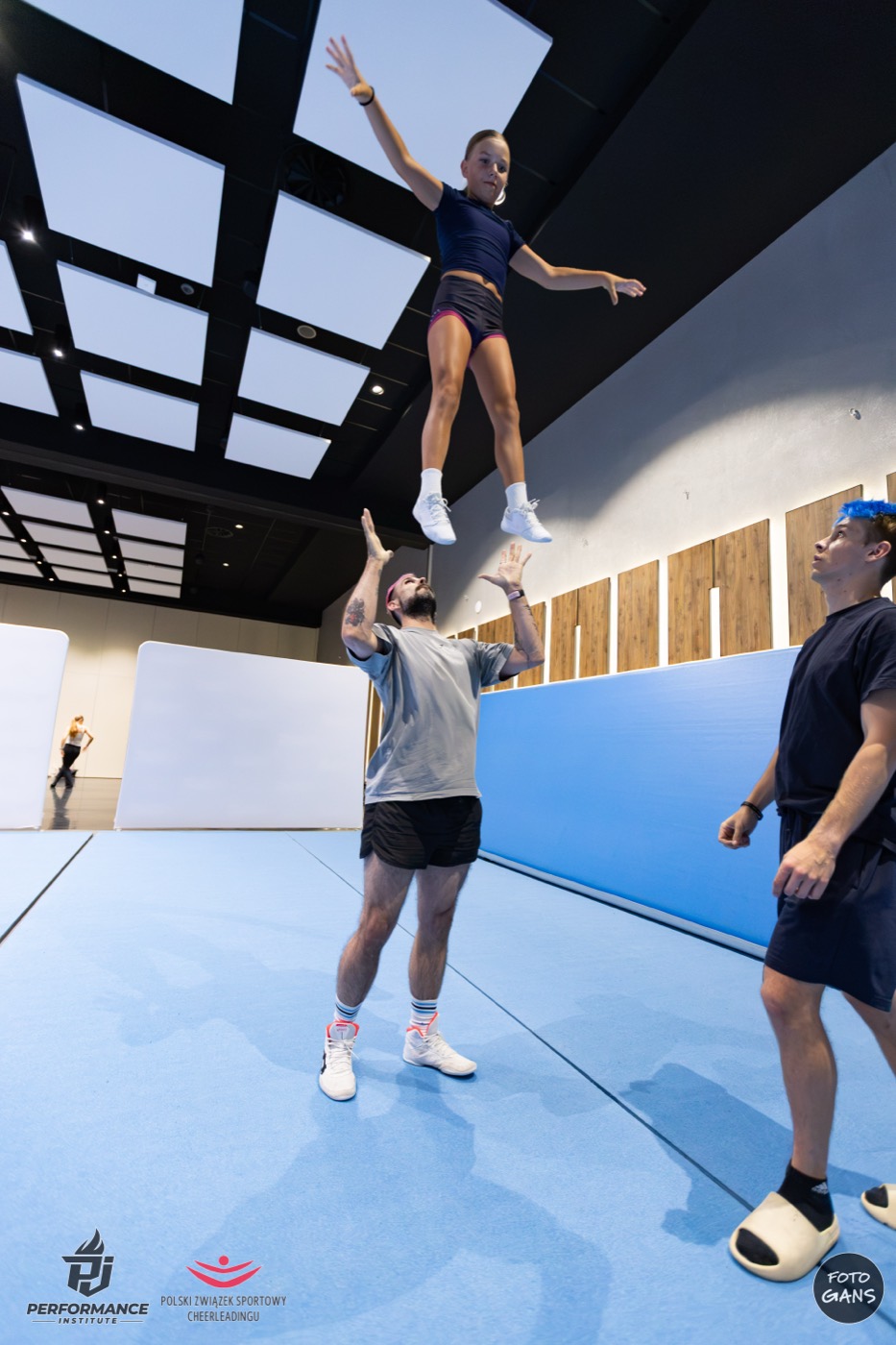 Basket toss podczas treningu stuntowego